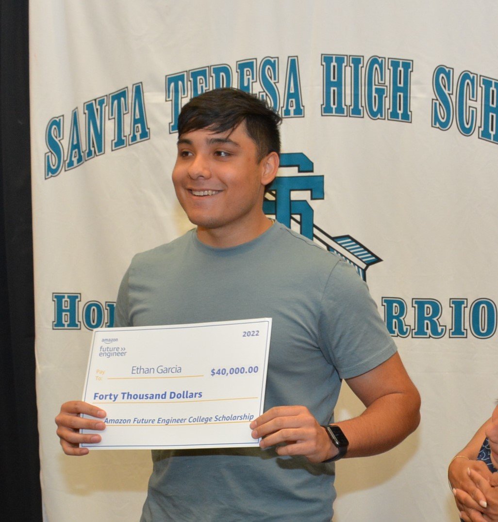 santa-teresa-high-school-student-receives-amazon-scholarship-desert